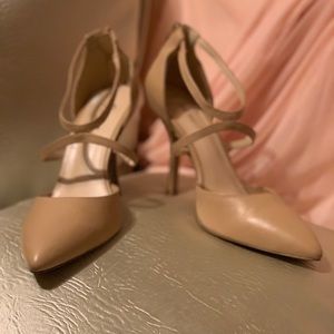 Super cute Nine West Nude heels